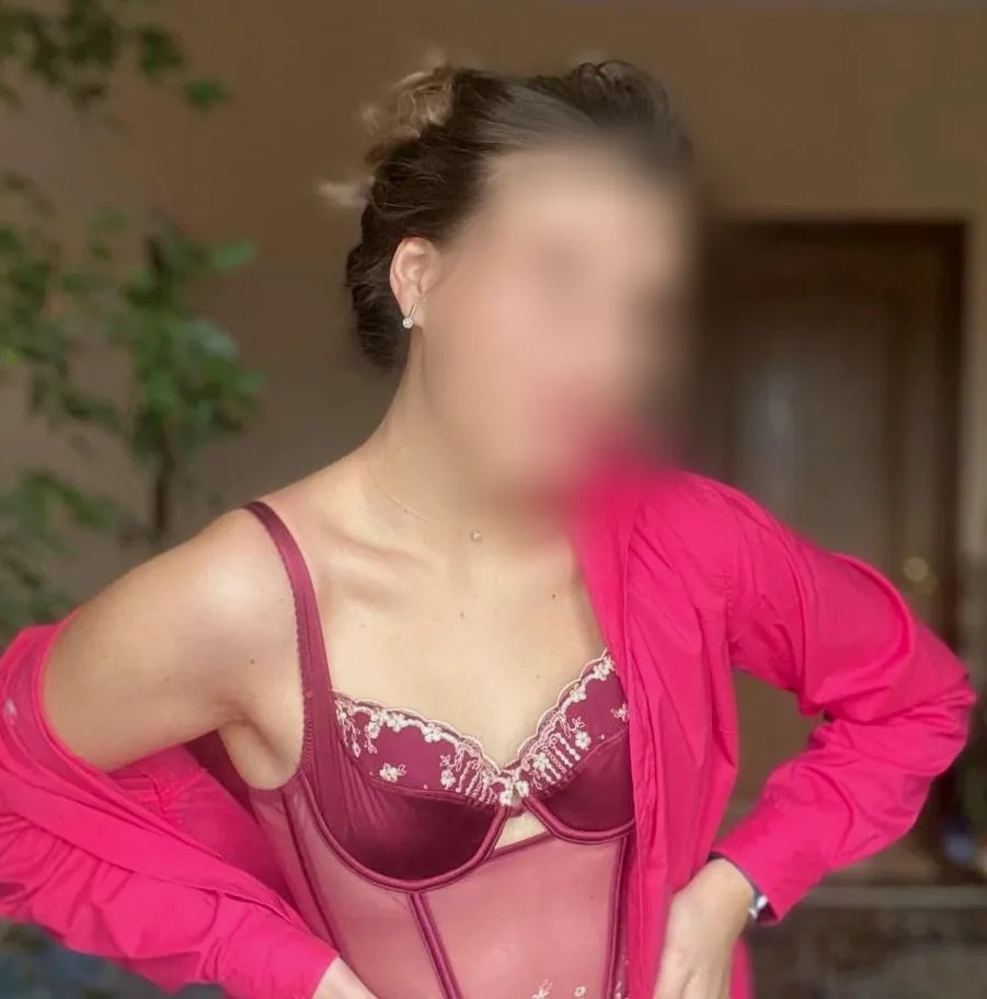 Isabel, 24
